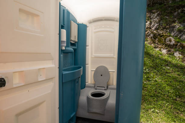 Best Portable toilet rental cost  in Suamico, WI
